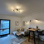 Karl Central Flats - Netflix - Parkplatz - Balkon